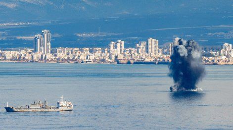 Un proyectil entrante explota sobre el agua en la bahía de Haifa, frente a la ciudad costera del norte de Israel, el 28 de febrero de 2026.
