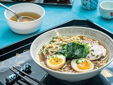 Shoyu ramen con caldo de huesos de pollo, bondiola de cerdo marinada en soja y sake, espinaca, cebolla de verdeo y ajitsuke tamago. Plato realizado por el chef de la Embajada de Japón en Uruguay, Tomoyuki Nakamura. Foto: Adrián Echeverriaga