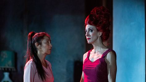 Búsqueda | Alejandra Wolff y Lucía Sommer en Un montón de brujas volando por el cielo. Foto: Carlos Dossena, Comedia Nacional