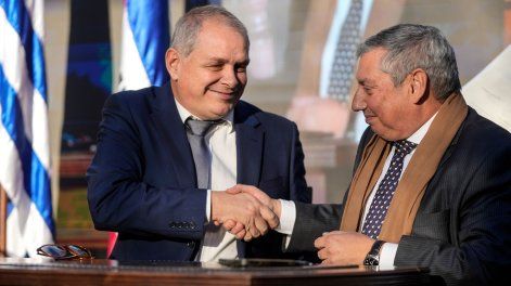 Guillermo López y Carlos Enciso durante el traspaso de mando en Florida&nbsp;