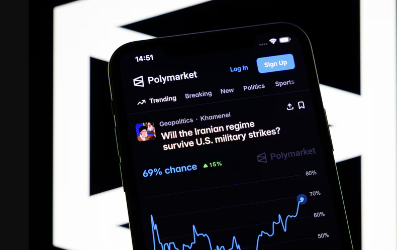 Una persona realiza una apuesta en la aplicación de Polymarket.