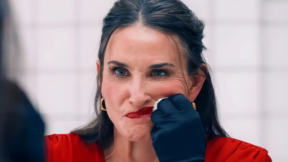 Demi Moore recibió un Globo de Oro como Mejor actriz en musical o comedia por La sustancia Demi Moore recibió un Globo de Oro como Mejor actriz en musical o comedia por La sustancia