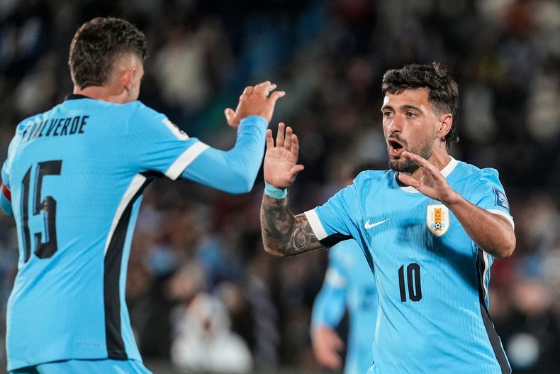 Federico Valverde y Giorgian de Arrascaeta festejan un gol de Uruguay durante un partido por las Eliminatorias al Mundial 2026.&nbsp;
