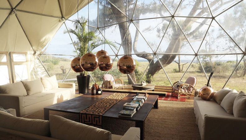 BigBang son domos de alojamiento tipo glamping, restaurante, bar, salón compartido y café. Ubicado en Sauce de Portezuelo, el lugar forma parte de la guía interactiva de Punta del Este