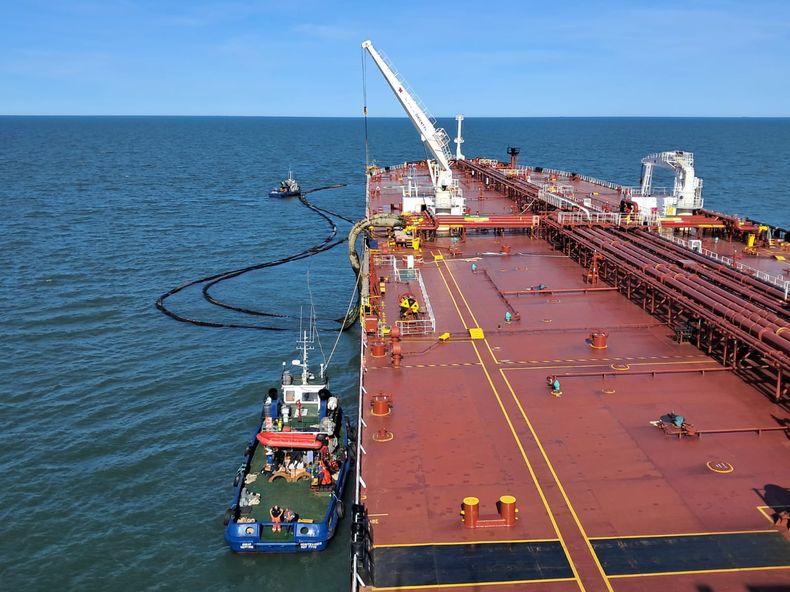 Descarga de petróleo en la boya de José Ignacio de Ancap.