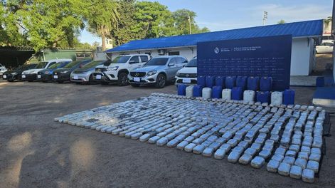 La pasta base que se incautó en San Luis desplegada por la Policía Nacional en la sede de la Dirección General de Represión al Tráfico Ilícito de Drogas