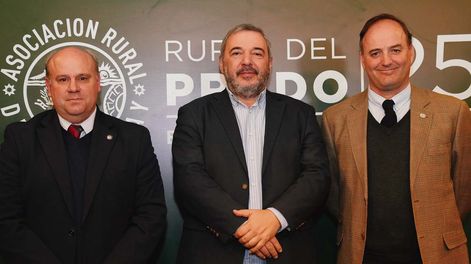 El director de Exposiciones de la Asociación Rural del Uruguay (ARU), Rodrigo Granja; el intendente de Montevideo, Mario Bergara; y el presidente de ARU, Rafael Ferber