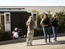 Fans rinden homenaje a Matthew Perry frente a su casa el 29 de octubre de 2023 en Los Ángeles, California.
