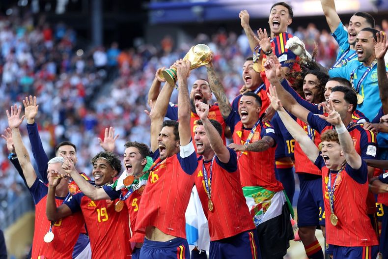 Rodri levanta el trofeo de campeón de la Copa Mundial de la FIFA tras la victoria en la final de la Copa Mundial de la FIFA 2026.