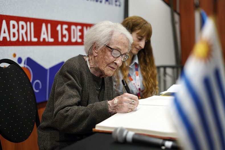 Silvina Friera y la ganadora del premio Cervantes Ida Vitale, quien firmó el libro de honor de la Feria del Libro de Buenos Aires.