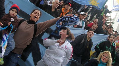imagen de Los épicos éxitos de la celeste en las canchas de Brasil postergan  la campaña política; expertos difieren sobre efectos electorales