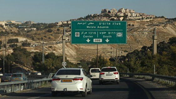 Una imagen tomada desde el corredor E1, una zona extremadamente sensible de la Cisjordania ocupada, muestra al fondo vehículos circulando por una autopista cerca del asentamiento israelí de Maale Adumim el 16 de abril de 2025.