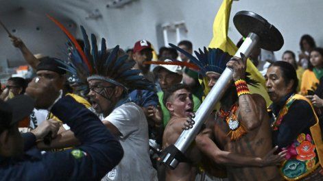Manifestantes se enfrentan con fuerzas de seguridad en un intento de invasión a la sede de la COP30 este martes, en Belém (Brasil).
