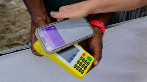 Una mujer paga una compra en la playa de Copacabana con el sistema de pago instantáneo Pix de Brasil, en Río de Janeiro, Brasil, el 9 de julio de 2026.