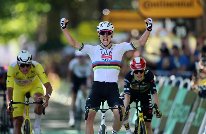 El ciclista esloveno Tadej Pogacar, del UAE Team Emirates, celebra su victoria en la cuarta etapa del Tour de Francia 2025