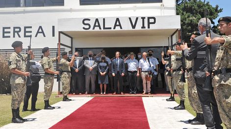 Lacalle Pou camino al avión, para un reciente viaje. Foto: Presidencia