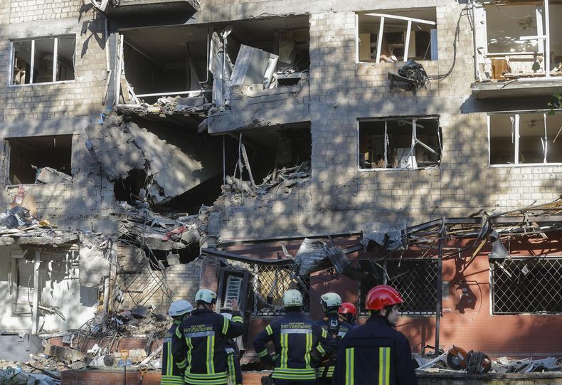 Rescatistas ucranianos trabajan en el lugar del ataque con drones contra un edificio residencial de cinco plantas en Kiev, Ucrania, el 4 de julio de 2025, en medio de la invasión rusa
