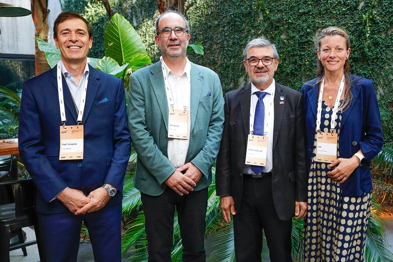 Jurado: socio principal de PwC Uruguay Richard Moreira, director periodístico de Búsqueda Andrés Danza, decano de FCEA Jorge Xavier y Marieke Goettsch, del BID.