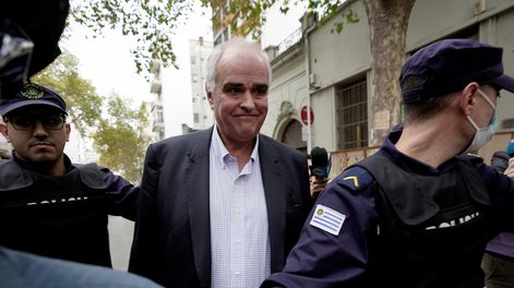 Gustavo Penadés en la salida de Fiscalía de la calle Cuareim en 2023.