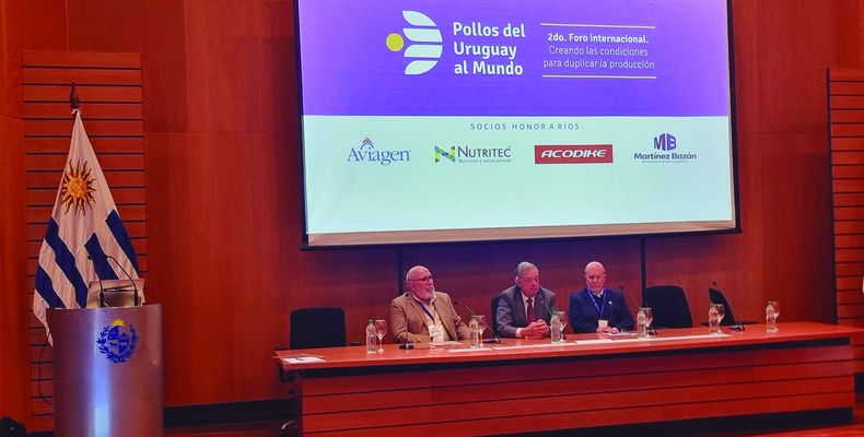 El presidente de la Camara Uruguaya de Procesadores Avicolas (Cupra), Domingo Esteves; el ministro de Ganaderia, Agricultura y Pesca (MGAP), Fernando Mattos; y el presidente de la Asociacion Latinoamericana de Avicultura (ALA), Joaquin Fernandez
