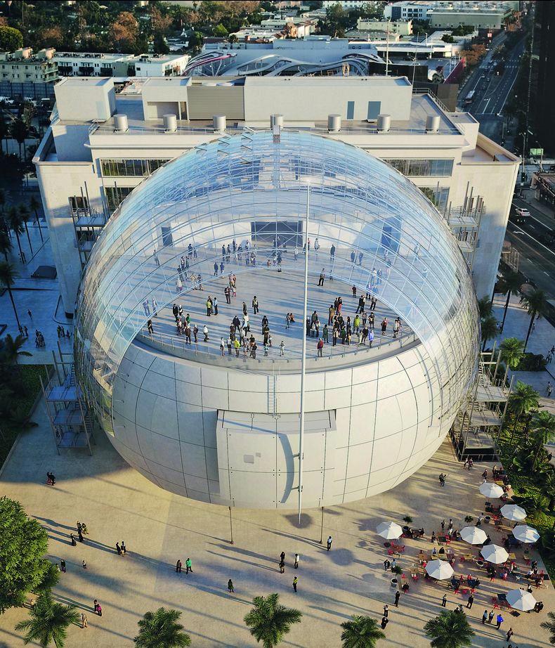 Render de la construcción esférica que se comunicará con el edificio principal del museo y que albergará un cine de 1.000 butacas y la Dolby Family Terrace, una azotea con vista privilegiada a Hollywood Hills.