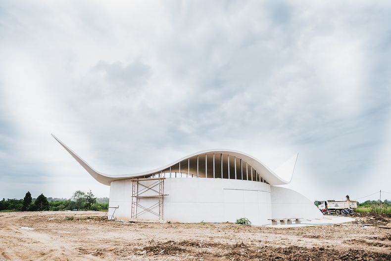La capilla del Santo Pesebre tiene el sello inconfundible de Pablo Atchugarry. De base cilíndrica y techo ondulado, la estructura no tiene pilares ni columnas, simplemente se apoya sobre la doble ondulación que hace el techo. 