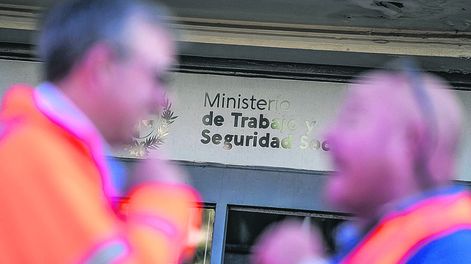 Trabajadores en la puerta del Ministerio de Trabajo y Seguridad Social