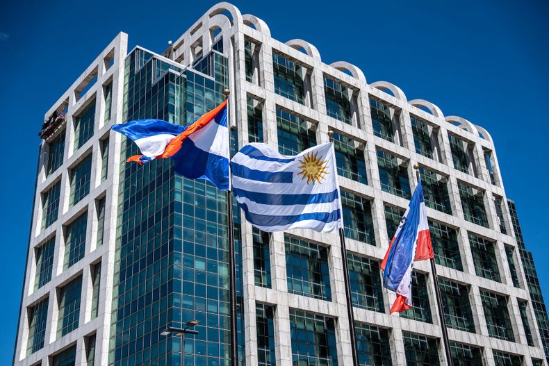 Vista de la Torre Ejecutiva desde plaza Independencia