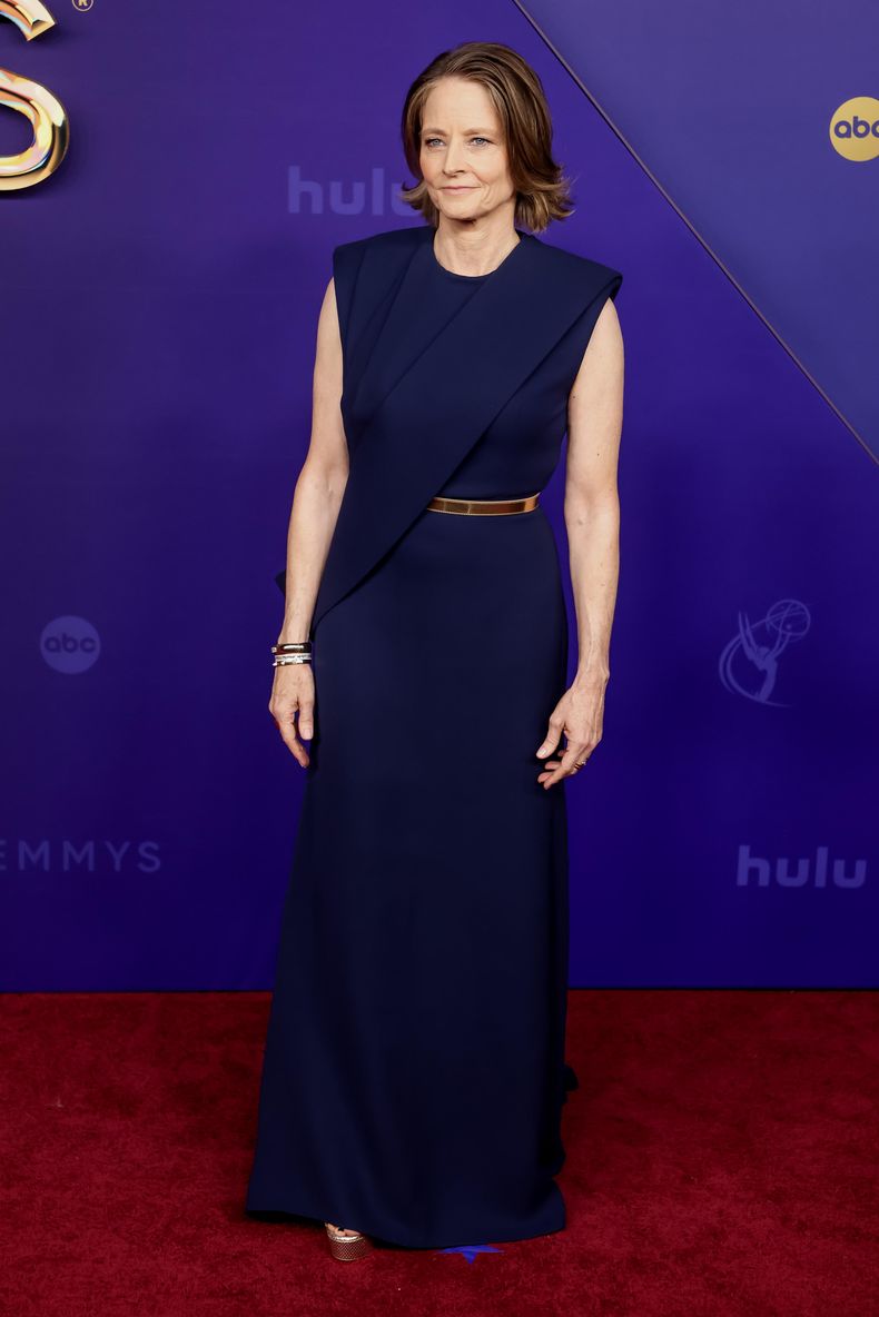 Jodie Foster, ganadora del Emmy por su papel en True Detective, llevó un vestido de Louis Vuitton