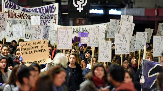 Marcha Ni Una Menos por la avenida 18 de Julio Marcha Ni Una Menos por la avenida 18 de Julio