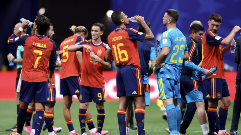 Los jugadores de España se hidratan durante la primera pausa de hidratación de su partido ante Cabo Verde en el Mundial.