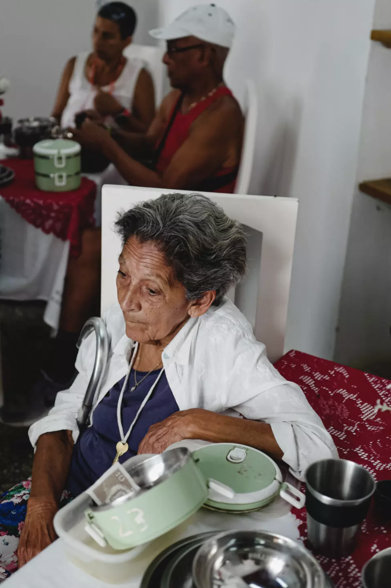 Una anciana espera que le sirvan la comida en un comedor p&uacute;blico del Sistema de Atenci&oacute;n a la Familia (SAF), en La Habana, el 26 de mayo de 2025