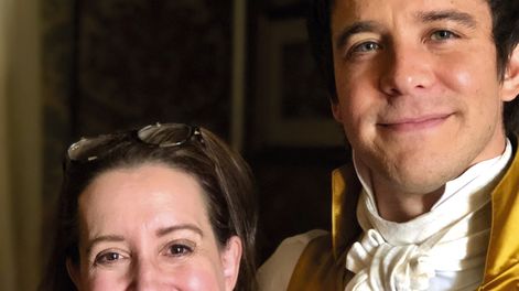 Búsqueda | Julia Quinn junto al actor Luke Thompson, que interpreta a Benedict Bridgerton en la serie.