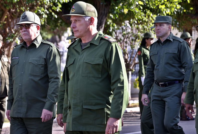 El nieto del expresidente Raúl Castro, Raúl Guillermo Rodríguez Castro (d), el presidente de Cuba, Miguel Diaz-Canel (c) y el ministro del Interior, Lázaro Alberto Álvarez Casas (i), asisten a un acto el 16 de enero de 2026 en el cementerio de Colon, en La Habana (Cuba).