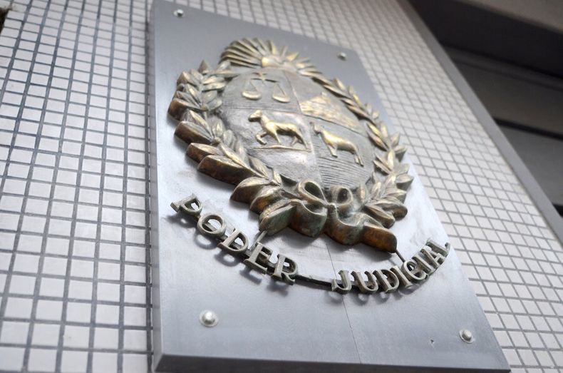 Cartel del Poder Judicial en la fachada del juzgado de la calle Juan Carlos Gómez esquina Reconquista. Foto: Pablo Vignali / adhocFOTOS