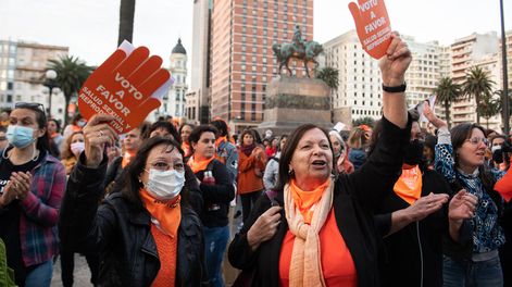 Concentración de colectivos feministas en defensa de la interrupción voluntaria del embarazo, en Plaza Independencia. Santiago Mazzarovich / adhocFOTOS