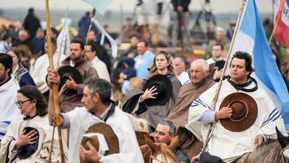 Marcha a caballo por Aparicio Saravia en Masoller.