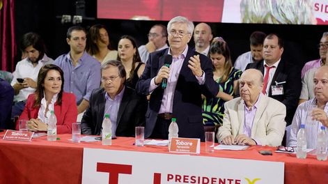 Julio María Sanguinetti y Tabaré Viera, durante el acto de lanzamiento de la precandidatura de Viera. Foto: Javier Calvelo, adhocFOTOS