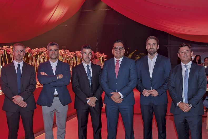 Gabriel Gaione, de Natixis, Miguel Suárez y Raúl Molina Izquierdo, de Nordea, Luis Arocha, de Capital&nbsp;Group, Gonzalo Nahum, responsable de Productos de Inversión & Advisory de Banco Santander, y&nbsp;Ander López, de M&G.