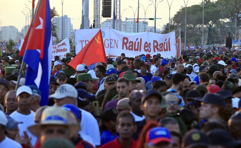 Personas asisten a un evento en apoyo al expresidente de Cuba Raúl Castro este viernes 22 de mayo de 2026, en La Habana (Cuba).