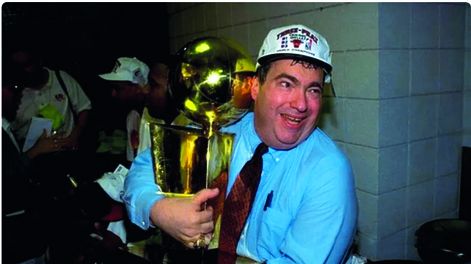 Jerry Krause abrazando a uno de los trofeos de la NBA que él ayudó a ganar desde los escritorios