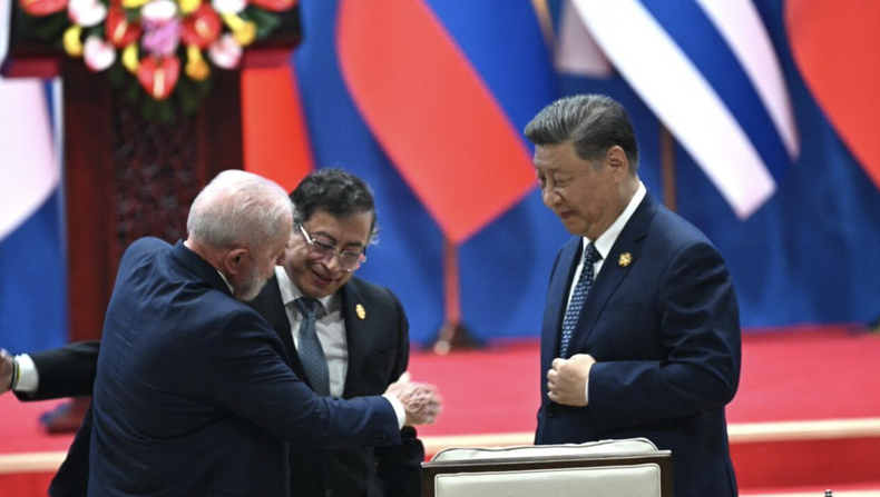 El presidente de China, Xi Jinping (der.), el de Colombia, Gustavo Petro (centro), y elde Brasil, Luiz Inácio Lula da Silva, asisten a la ceremonia de apertura de la Cuarta Reunión Ministerial del Foro de China y la Comunidad de Estados Latinoamericanos y Caribeños (Celac) en Beijing el 13 de mayo de 2025