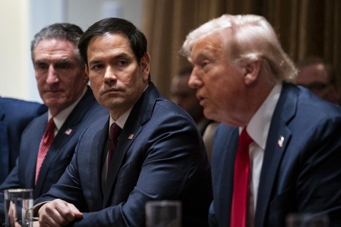 El secretario de Estado de Estados Unidos, Marco Rubio, y el presidente de Estados Unidos, Donald Trump, asisten a una reunión de gabinete en la Casa Blanca, el 26 de febrero de 2025.