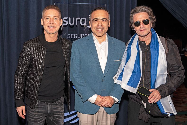 Los actores de Inmaduros Adrián Suar y Diego Peretti rodean al director general y CEO de Seguros Sura Esteban Pignanelli