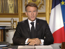 El presidente de Francia, Emmanuel Macron, hablando desde el Palacio del Elíseo, el domingo 18 de octubre de 2026.
