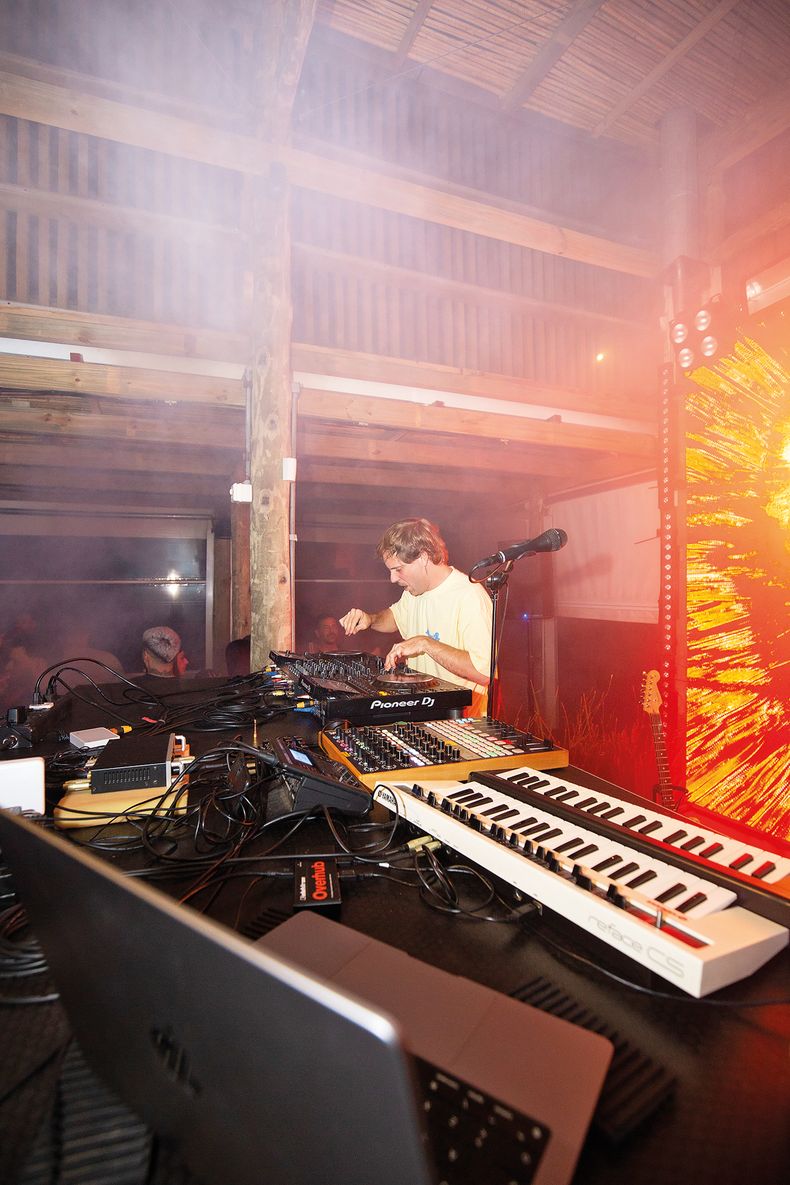 DJ Juan Hansen