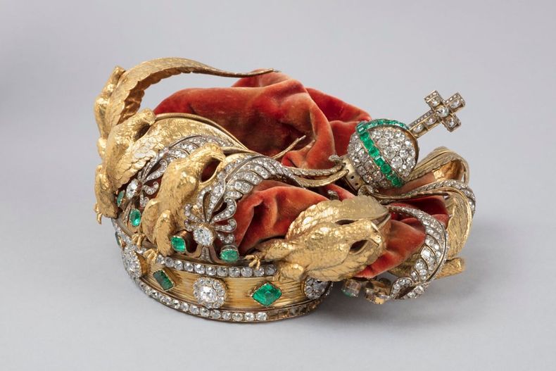 El Museo del Louvre asegura que las 56 esmeraldas de la corona siguen en su sitio y sólo faltan una decena de los 1.354 diamantes que decoraban la joya.