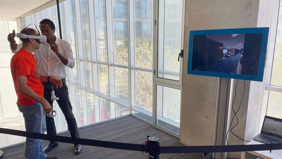 Una persona prueba los lentes inteligentes de Meta. Foto: Búsqueda Una persona prueba los lentes inteligentes de Meta. Foto: Búsqueda