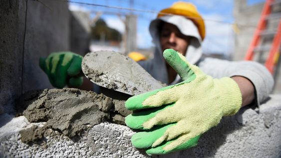 Hombre en una obra de construcción.