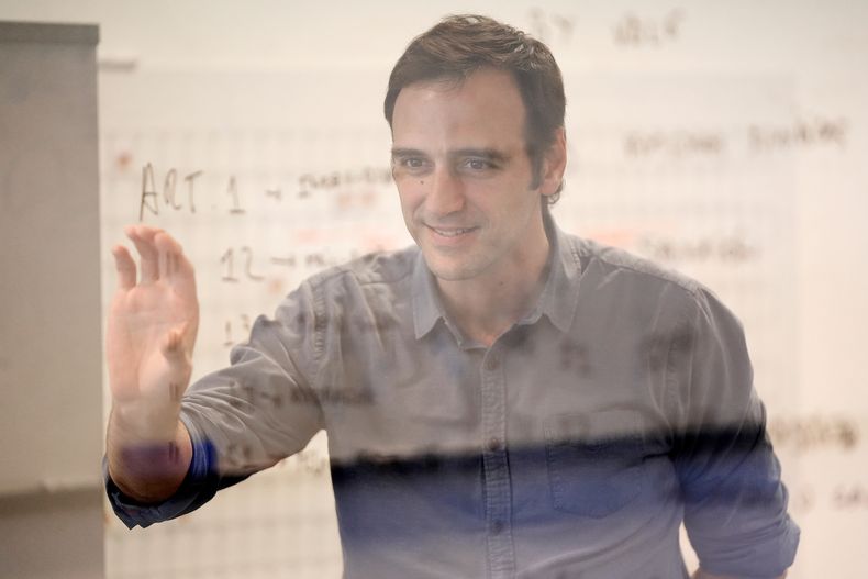 Facundo Ponce de León en la sede de ACAU en el LATU